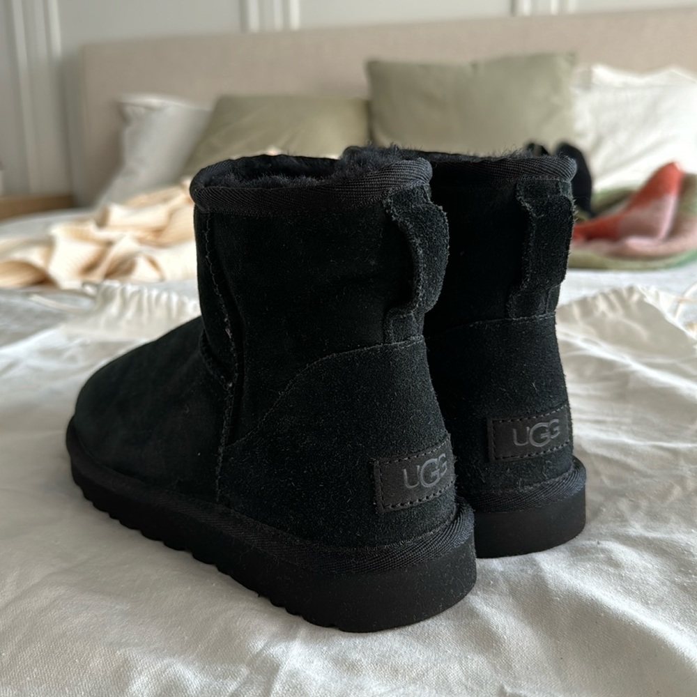 UGG Classic Mini in Black, size 8